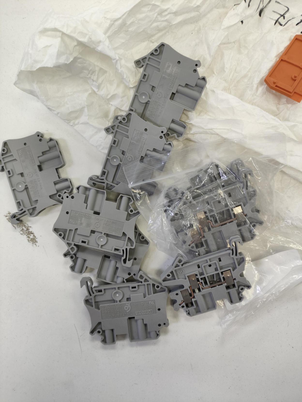 Una caja de tuercas y tornillos.